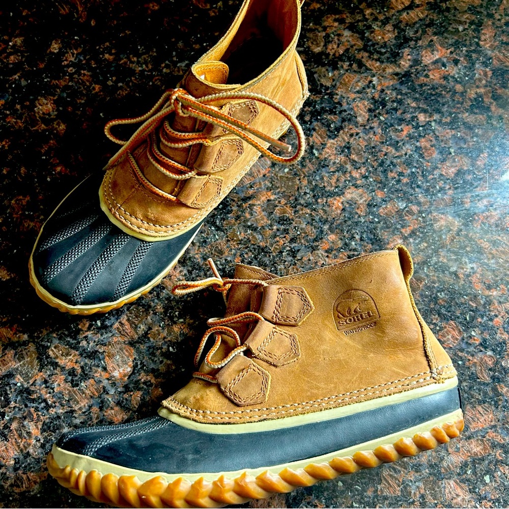 Sorel Out ‘N About leather waterproof duck boots size 7